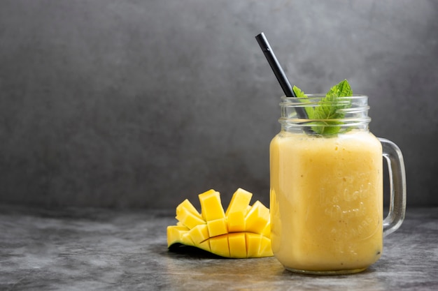 Frullato estivo di mango e ananas. frullato giallo di frutta fresca. copia spazio.