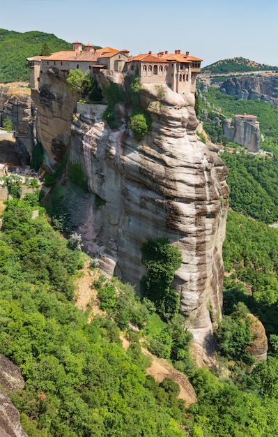 Summer Meteora - belangrijk rotsachtig religieus kloostercomplex van het christendom in Griekenland