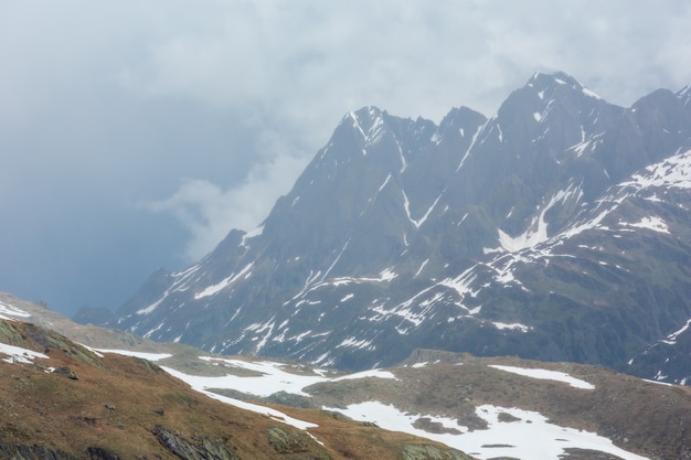 Passo del San Gottardo 또는 St에서 여름 안개 낀 전망