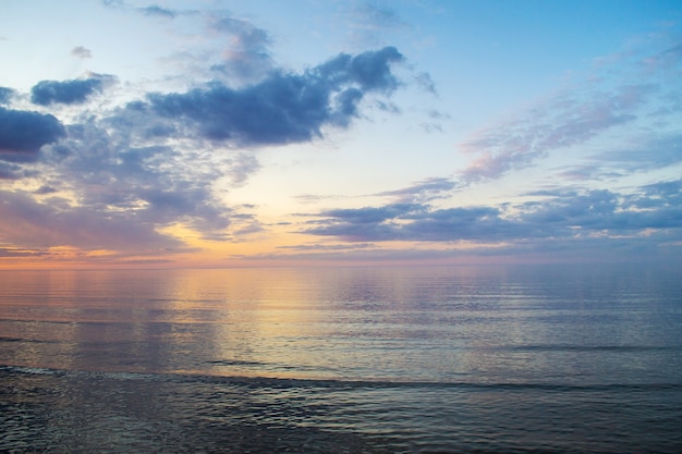 バルト海に沈む美しいカラフルな夕日のビーチでの夏の気分暖かい夜