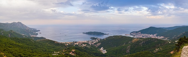 사진 여름 아침 부드바 리비에라(budva riviera) 해안선 파노라마 풍경 몬테네그로 발칸 반도 아드리아 해 유럽 산길 꼭대기에서 전망