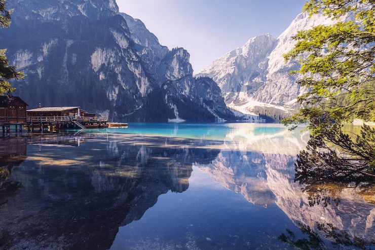 Photo 意大利布拉耶斯湖 (lago di braies) 的夏季早晨