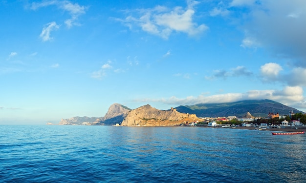 夏の朝の岩の多い海岸線とジェノバの要塞