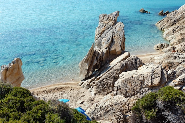 Platanitsi Beach Sithonia Peninsula Chalcidice Greece 근처의 여름 아침 모래 해변과 바위 해안