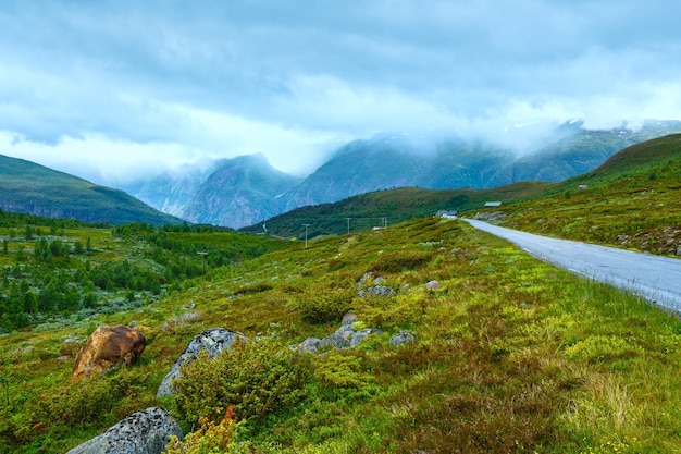 道路からの夏の山の曇りの風景