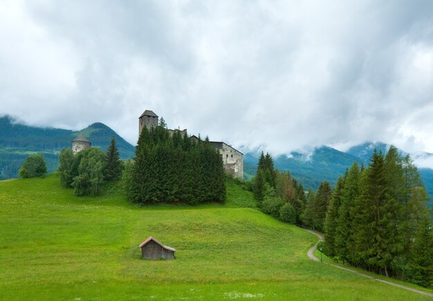 古い城、イタリア、ヨーロッパと夏の山の田舎の景色