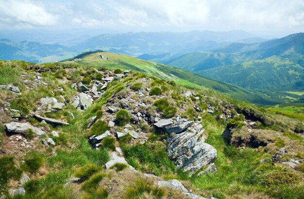 Летний горный пейзаж (хребет Чорногора, Карпаты, Украина).