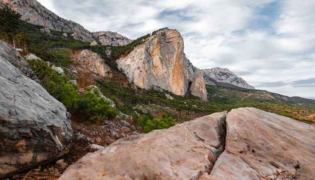 Foto paesaggio montano estivo con grandi vette delle montagne della crimea. picco shaan kaya