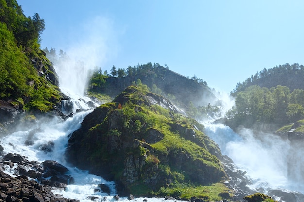 슬로프에 여름 산 Latefossen 폭포