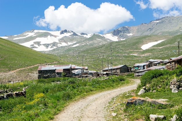 ハイランドギレスンへの夏の山の景色-トルコ