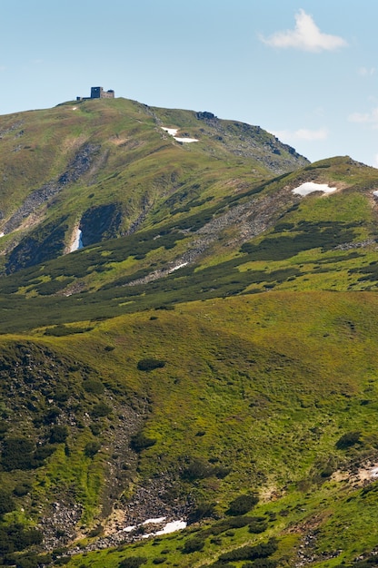Фото Летний вид на горы со снегом на склоне горы (с развалинами обсерватории на хребте черногора, украина)