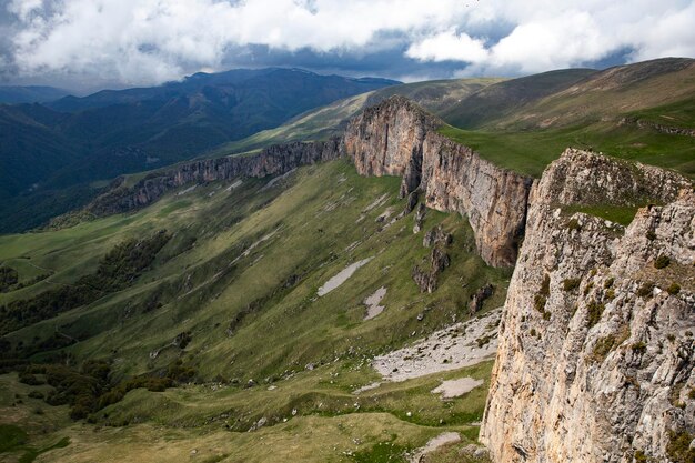 лето горы зеленая трава и голубое небо пейзаж