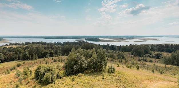 Летний природный пейзаж с небесными лесными деревьями и водными озерами с высоким углом обзора природных сельских пейзажей