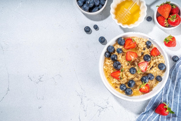 Summer oatmeal with berry