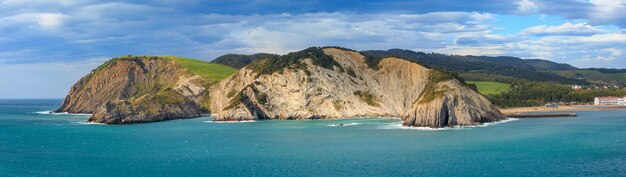 Vista della linea costiera della baia dell'oceano di estate vicino alla città di gorliz, biscaglia, paese basco (spagna).