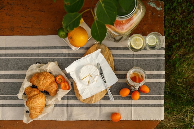 Летний угощение на свежем воздухе Круассан с сыром и ягоды на свежем воздухе