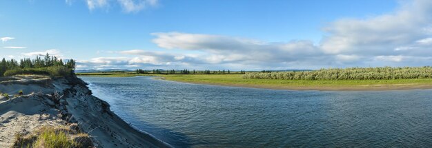 Foto panorama estivo del fiume a yamal