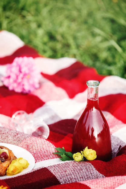 Concetto di picnic estivo. cibo sul plaid.