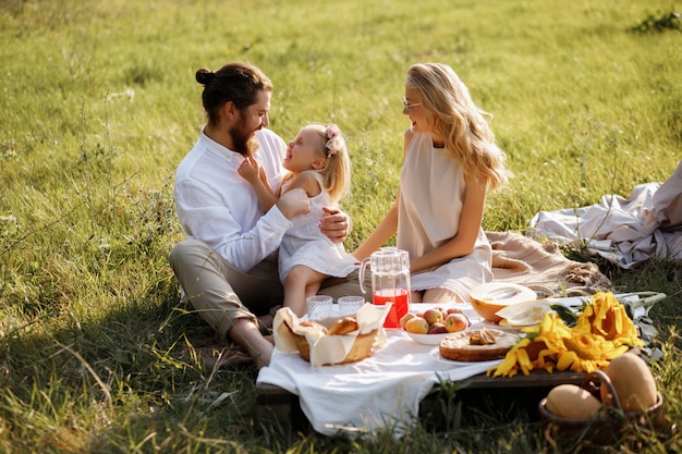 Photo summer picnic for family. the family is happy