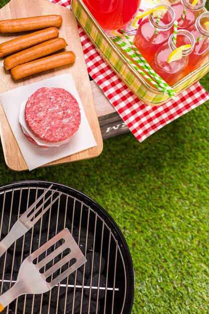 Foto picnic estivo con piccola griglia a carbone nel parco.