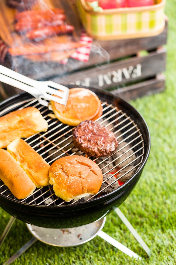 Photo 公園で小さな炭火焼きを使った夏のピクニック。