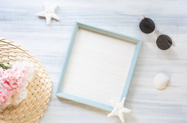 Photo summer picture frame with sunglasses and seashell and star fish and flower decoration on wood table