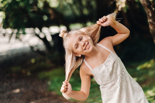 Ritratto di estate di una bambina felice sull'isola di mauritius. bel sorriso, abito bianco estivo.