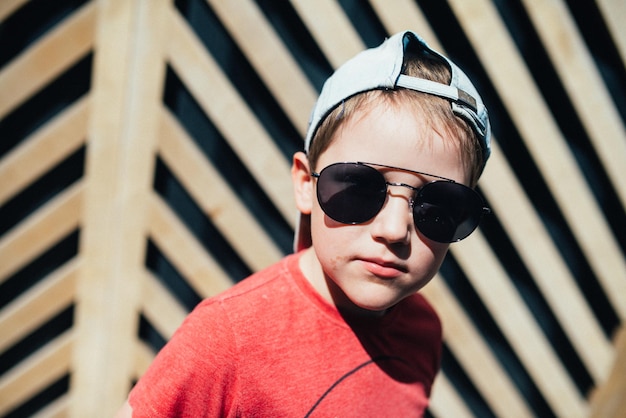 写真 サングラスと野球帽の少年の夏の肖像画