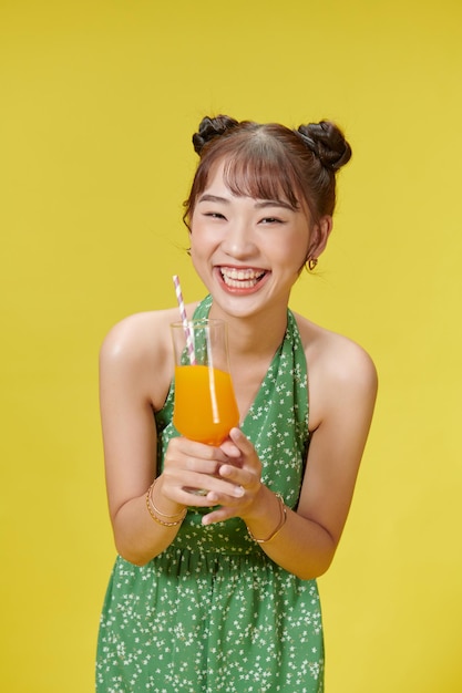 写真 新鮮なジュースを飲む幸せな笑顔の若い女性の夏の肖像画