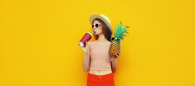 Photo summer portrait of stylish young woman drinking fresh juice with pineapple fruit