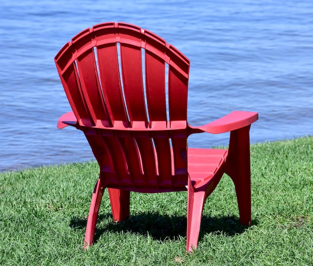 Foto sedie rosse estive nel minnesota lungo il lago.