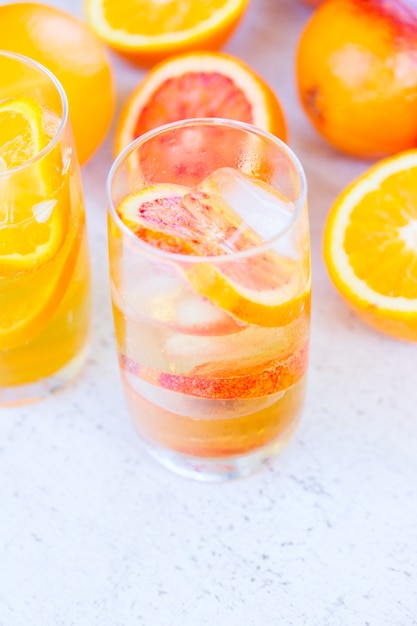 白い木製のテーブルに氷と夏のさわやかな冷たい柑橘系の飲み物