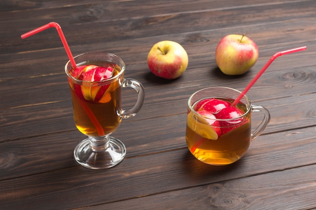 얇게 썬 사과와 함께 여름 상쾌한 음료. 두 개의 사과