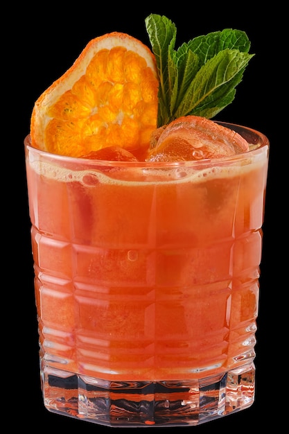 Летний освежающий холодный коктейль из апельсина и мяты