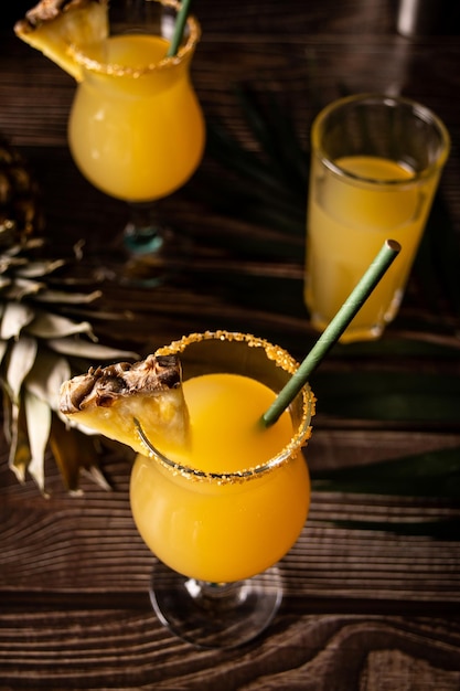 Bevanda tropicale rinfrescante estiva succhi di frutta o cocktail con succo di ananas e tequila