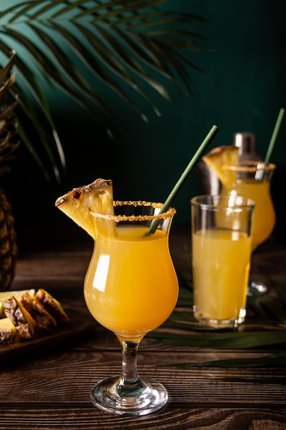 Летний освежающий тропический сок или коктейль с ананасовым соком и текилой