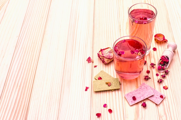 バラの花の夏の爽やかなお茶