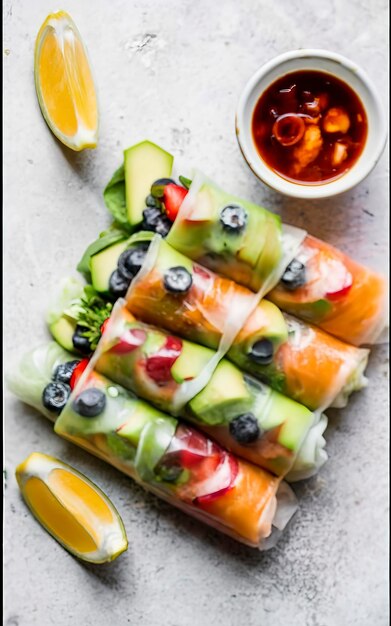 Foto rotoli di carta di riso estiva con frutta colorata e salsa piccante