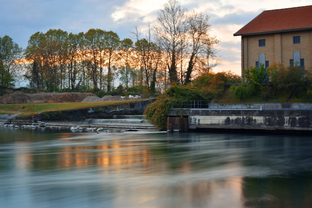 Estate sul fiume con un incredibile tramonto colorato