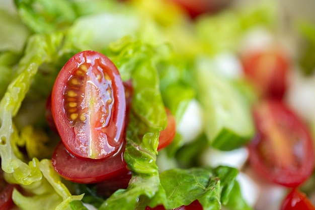 Insalata estiva. insalata fresca con mozzarella. lattuga con pomodorini, cetrioli e mozzarella.