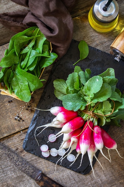 夏のサラダの材料有機野菜とオリーブオイル生の新鮮なジューシーな大根上面図
