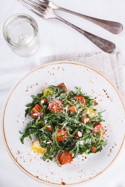 Summer Salad-kersentomaten met rucola en Parmezaanse kaas