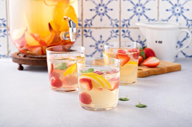 Photo summer sangria punch in a pitcher and glasses