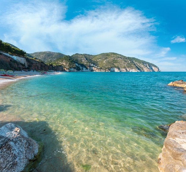 Puglia Italy의 여름 바다 해변 Contrada Mattinatella Gargano 반도