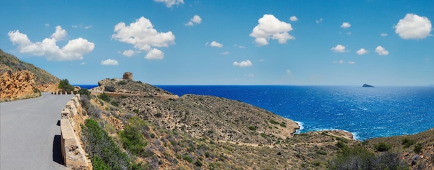 Paesaggio estivo della costa del mare in spagna