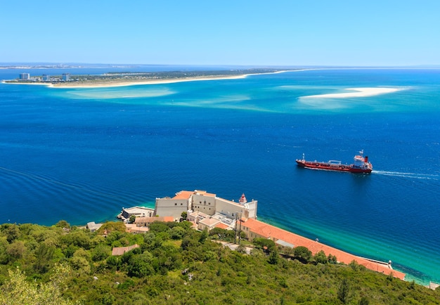 Paesaggio estivo della costa del mare. vista dall'alto dal parco naturale arrabida a setubal, portogallo.