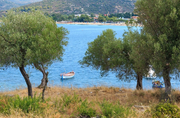 ボートのある夏の海岸の風景（トロニ、ハルキディキ、シトニア、ギリシャ）。