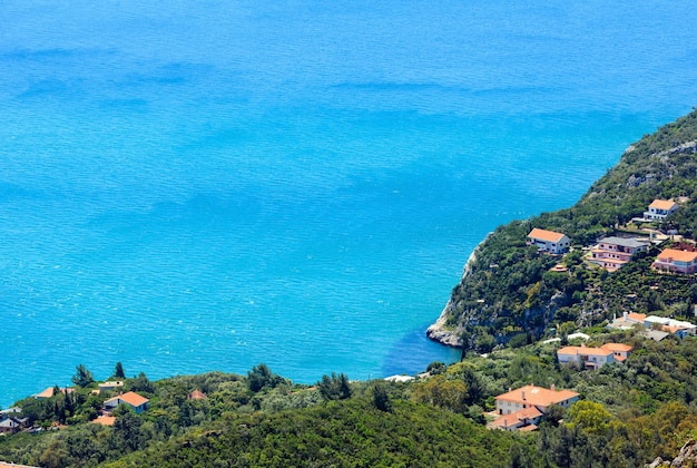 포르투갈 세투발(Setubal Portugal)에 있는 자연 공원 아라비다(Nature Park Arrabida)의 여름 바다 해안 풍경