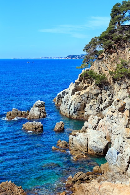 夏の海の岩の多い海岸の景色、カタルーニャ、コスタブラバ、スペイン。