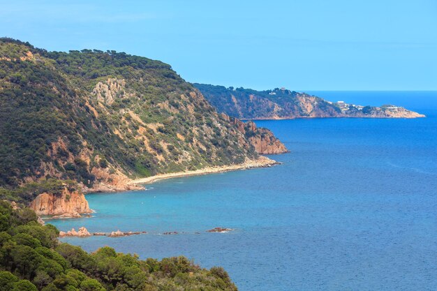 夏の海の岩の多い海岸の景色、コスタブラバ、カタルーニャ、スペイン。